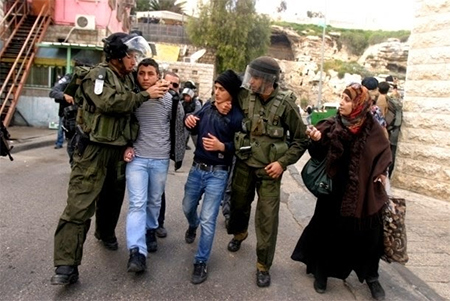 Los israelíes atacan, asesinan y arrestan a palestinos bajo cualquier pretexto